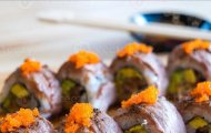 Cơm Cuộn Bò Wagyu Và Lá Shiso: Biến Tấu Sushi Độc Lạ