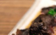 Bò Wagyu Nướng Đá: Cách Thưởng Thức Thịt Cao Cấp Một Cách Sáng Tạo