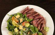 Salad Bò Wagyu Và Quả Lê: Sự Kết Hợp Giữa Thịt Bò Và Hoa Quả Tươi
